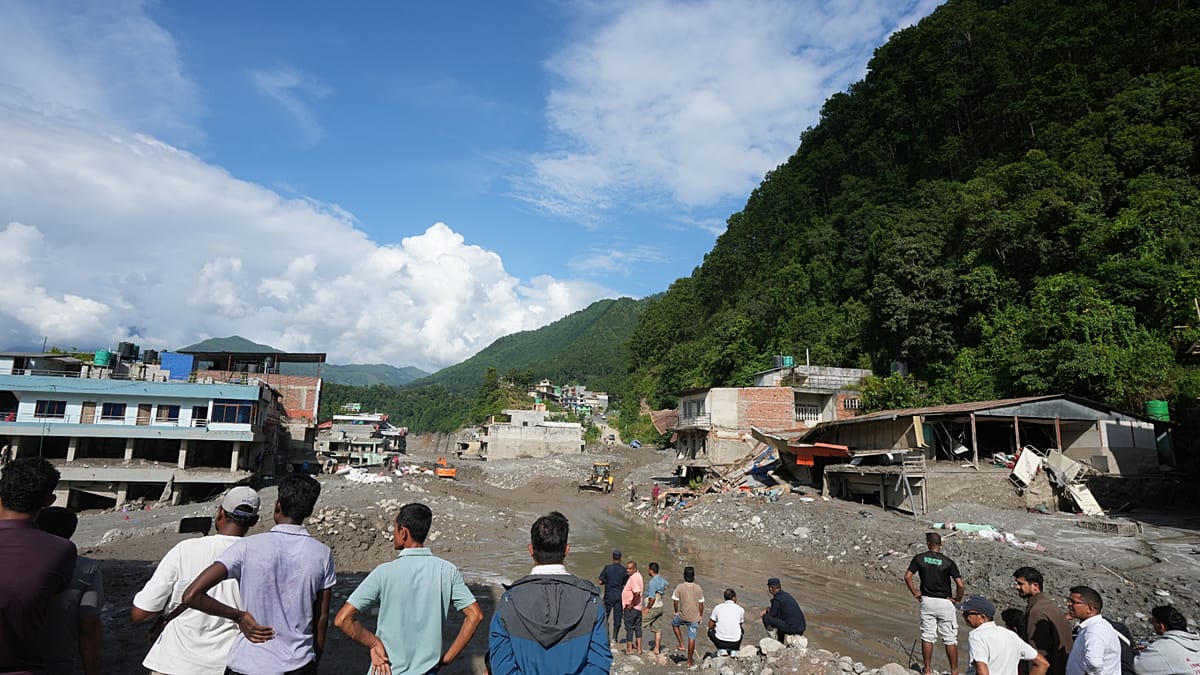 Nepal flood death toll passes 900 as search for survivors continues