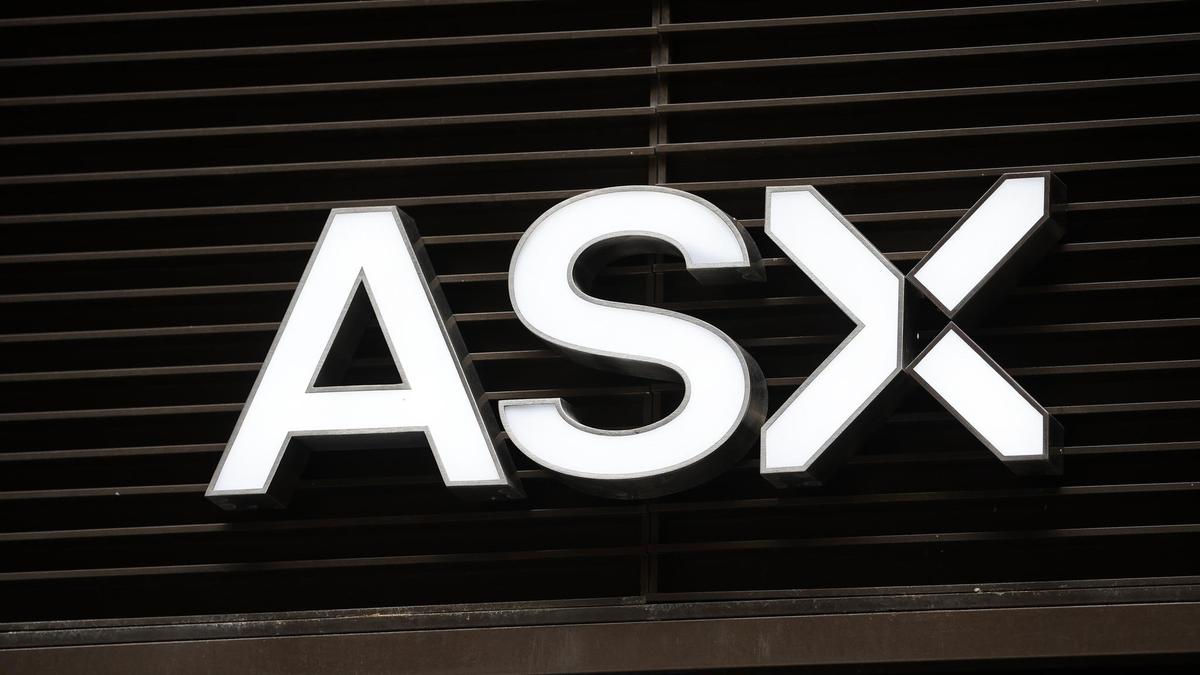 ASX 200 falls almost one per cent as oil prices spike and fears of a rate hike grow