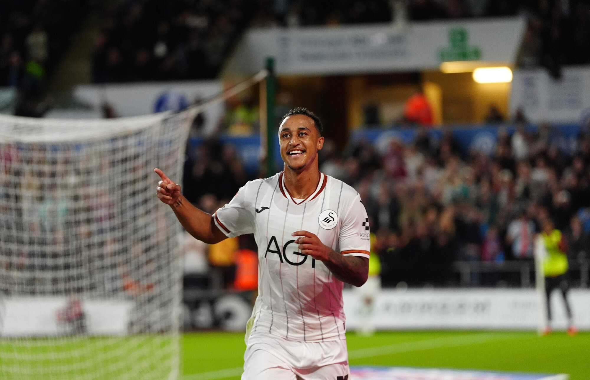 Adam Idah impresses as Swansea see off Watford to go top of the Championship