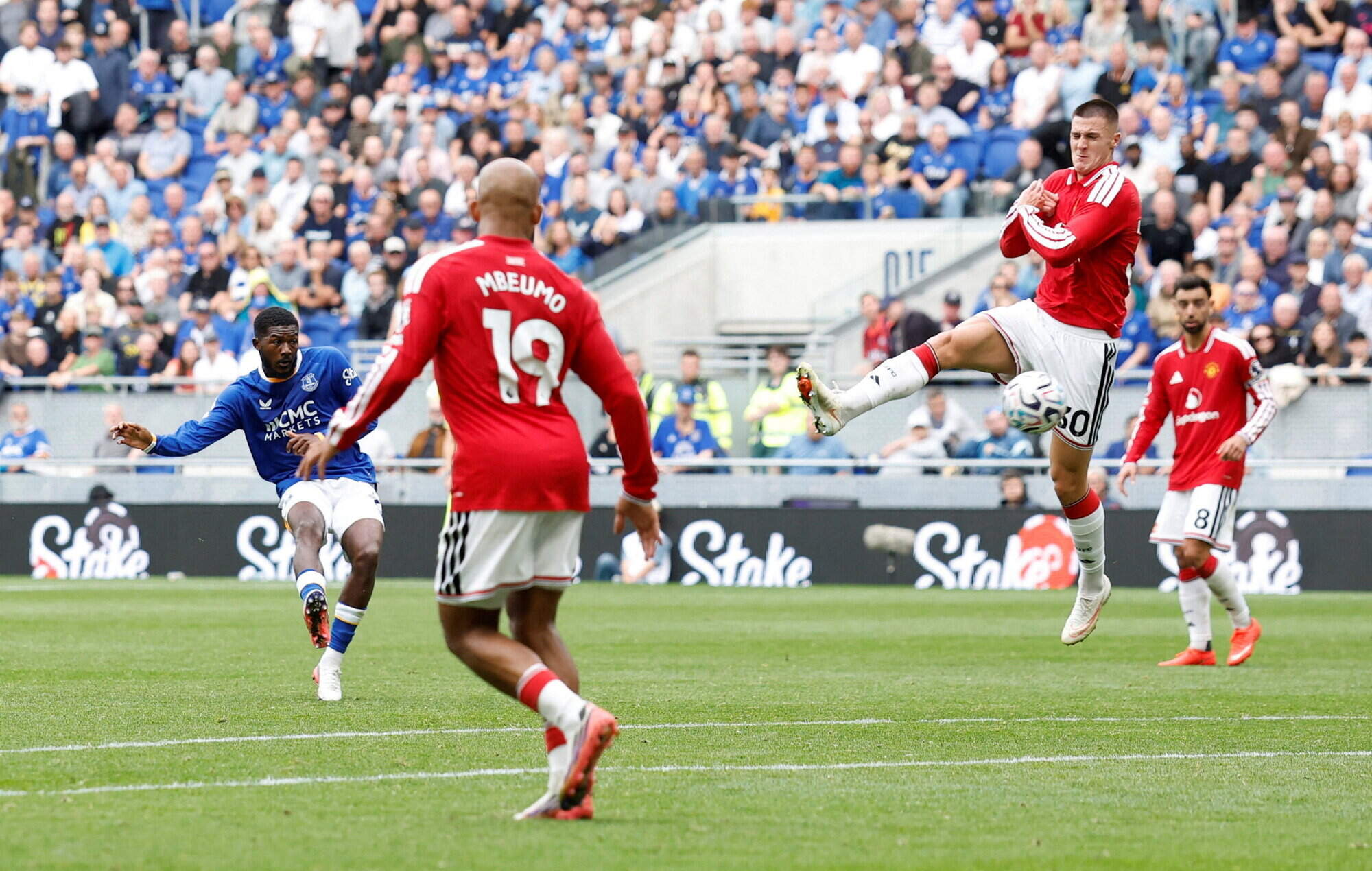 Ainsley Maitland-Niles scores last-gasp equaliser for Everton against Manchester United