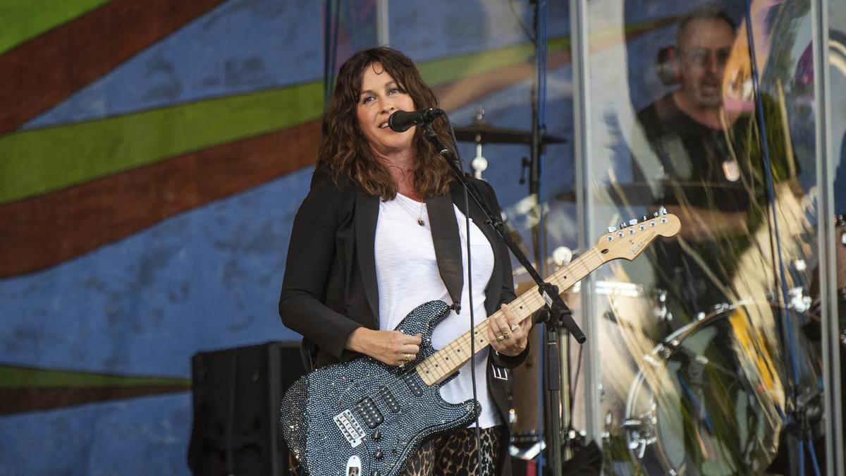 Alanis Morissette accuses ex-tour manager of blackmail