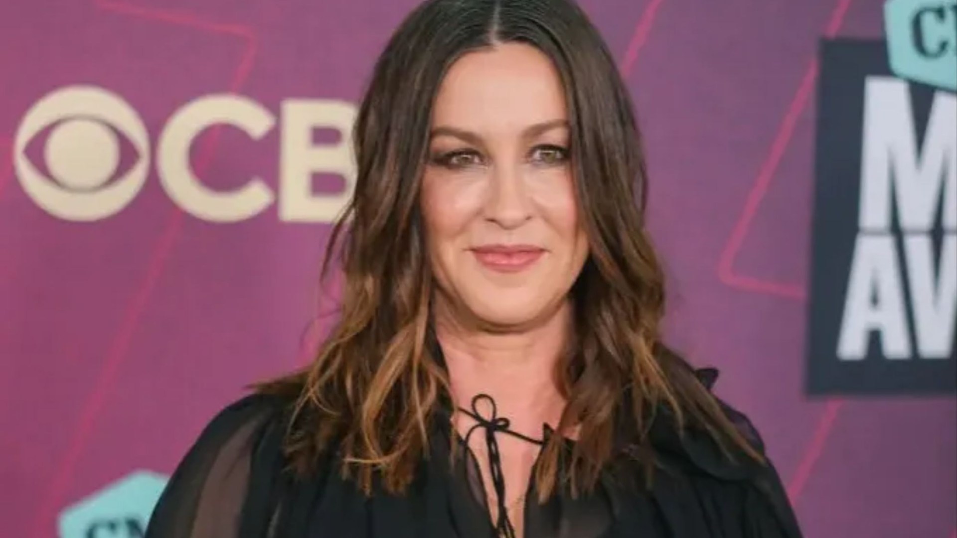Alanis Morissette suing ex-tour manager for ‘trying to blackmail her into admitting drug smuggling’