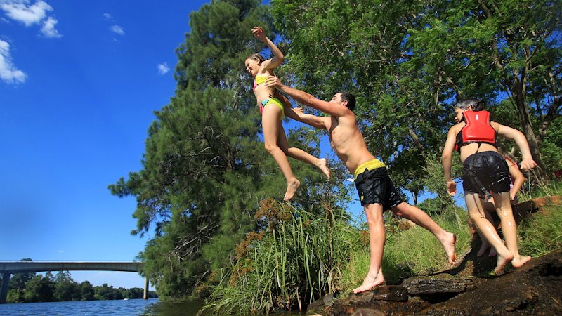 Alarming levels of chemicals from sunscreen found in most Queensland kids