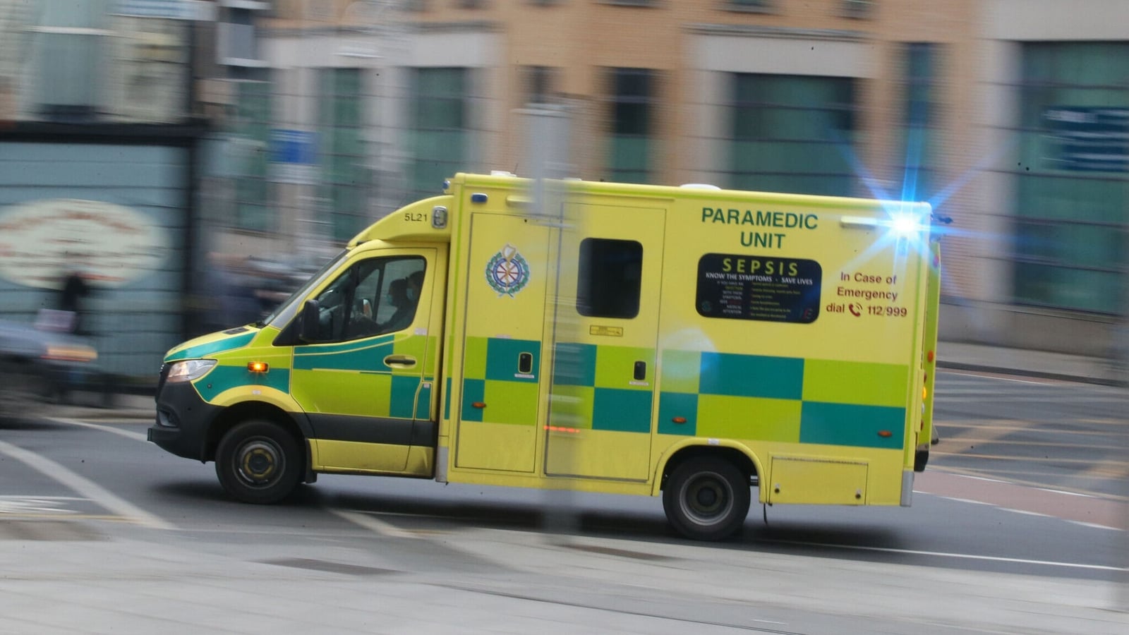 Ambulances took over an hour on 20,000 occassions - FOI