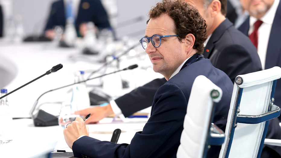 Anthropic CEO calls on AI industry to slow down tech race, drawing support from Elon Musk, Sam Altman