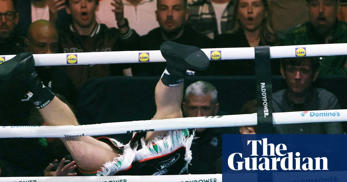Boxer Thomas Carty falls out of ring after 92 seconds in bizarre no-contest