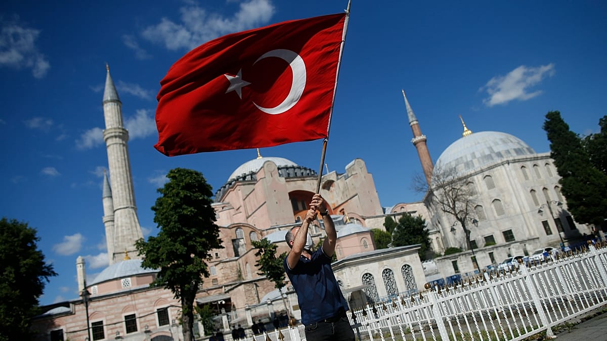 British man arrested in Alanya for spitting at Turkish flag after hotel argument