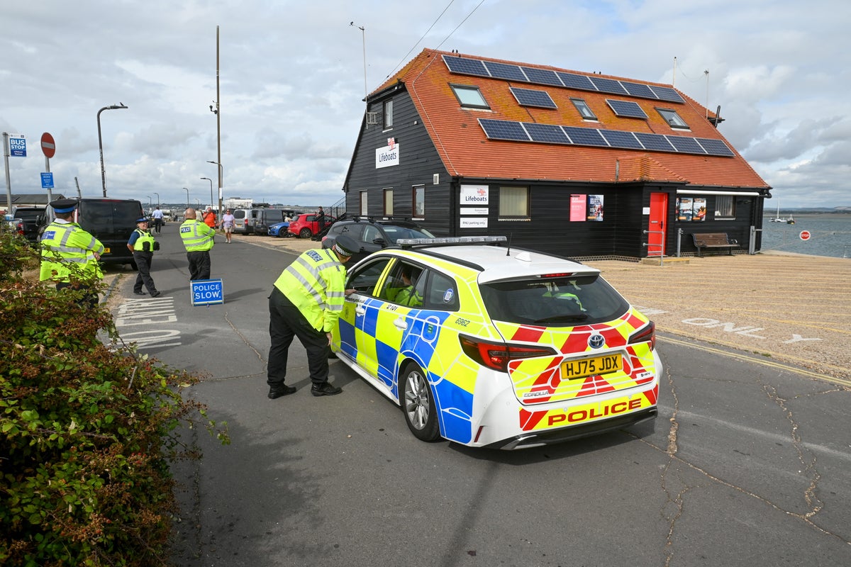 Bungling anti-immigrant protesters confuse Pakistan cricket team for migrants in Portsmouth hotel