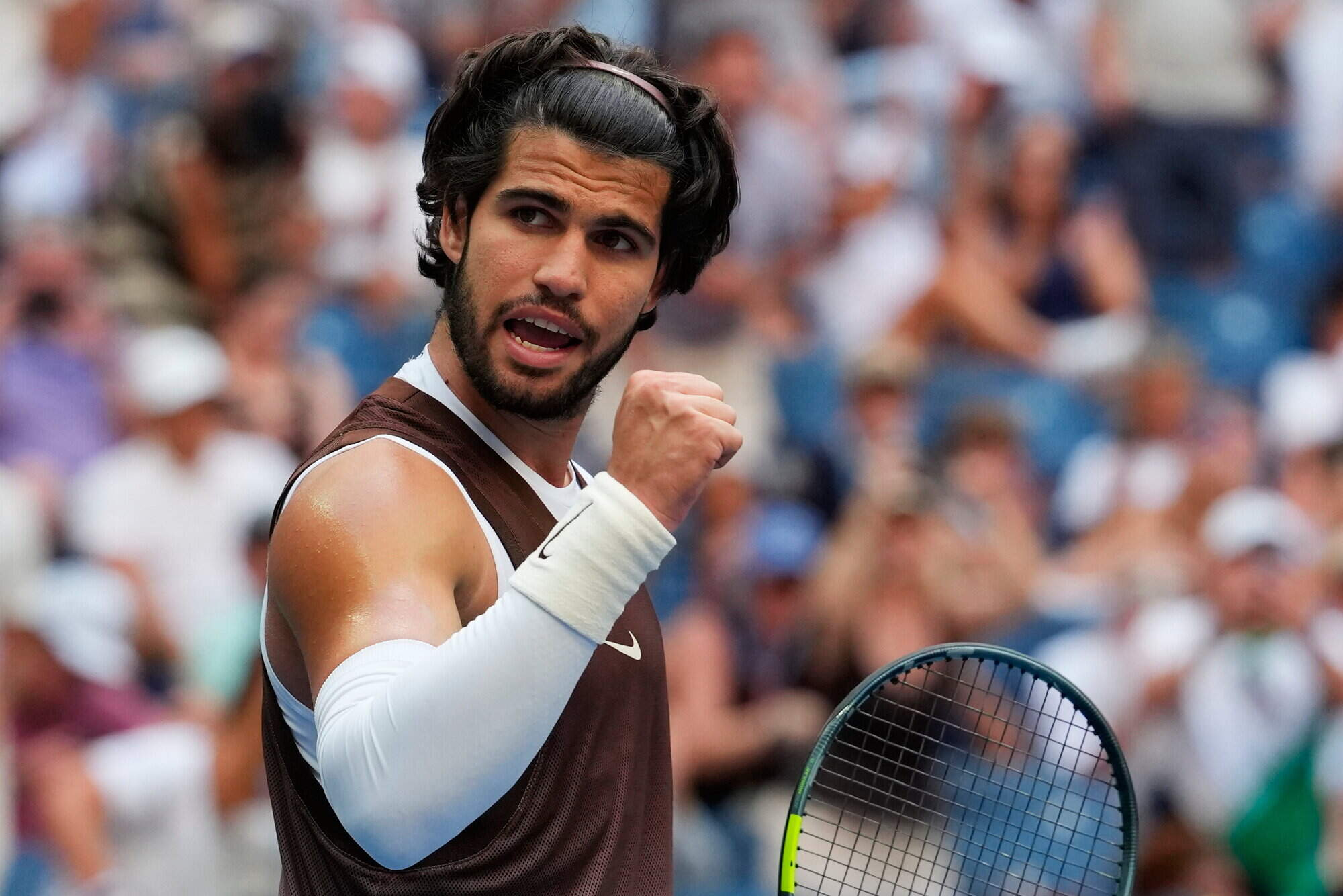Carlos Alcaraz avoids wardrobe malfunction and breezes into US Open fourth round