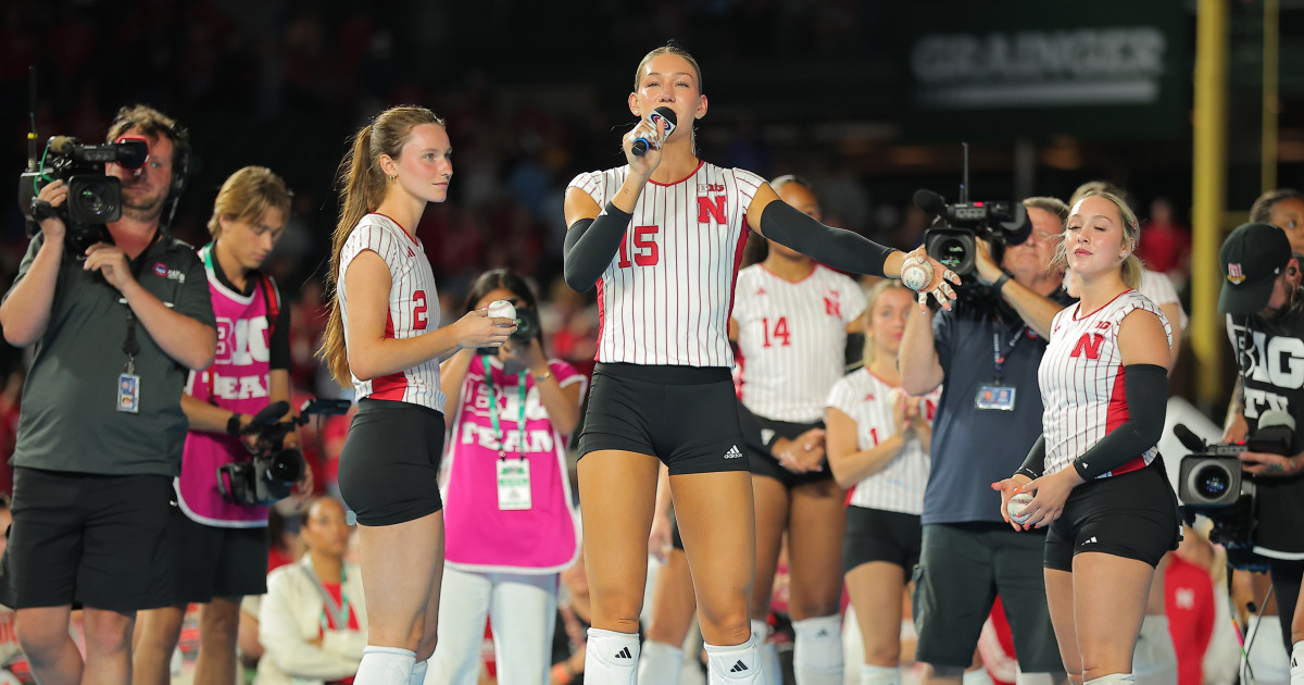 College volleyball players keep Wrigley Field crowd entertained during game-ending delays
