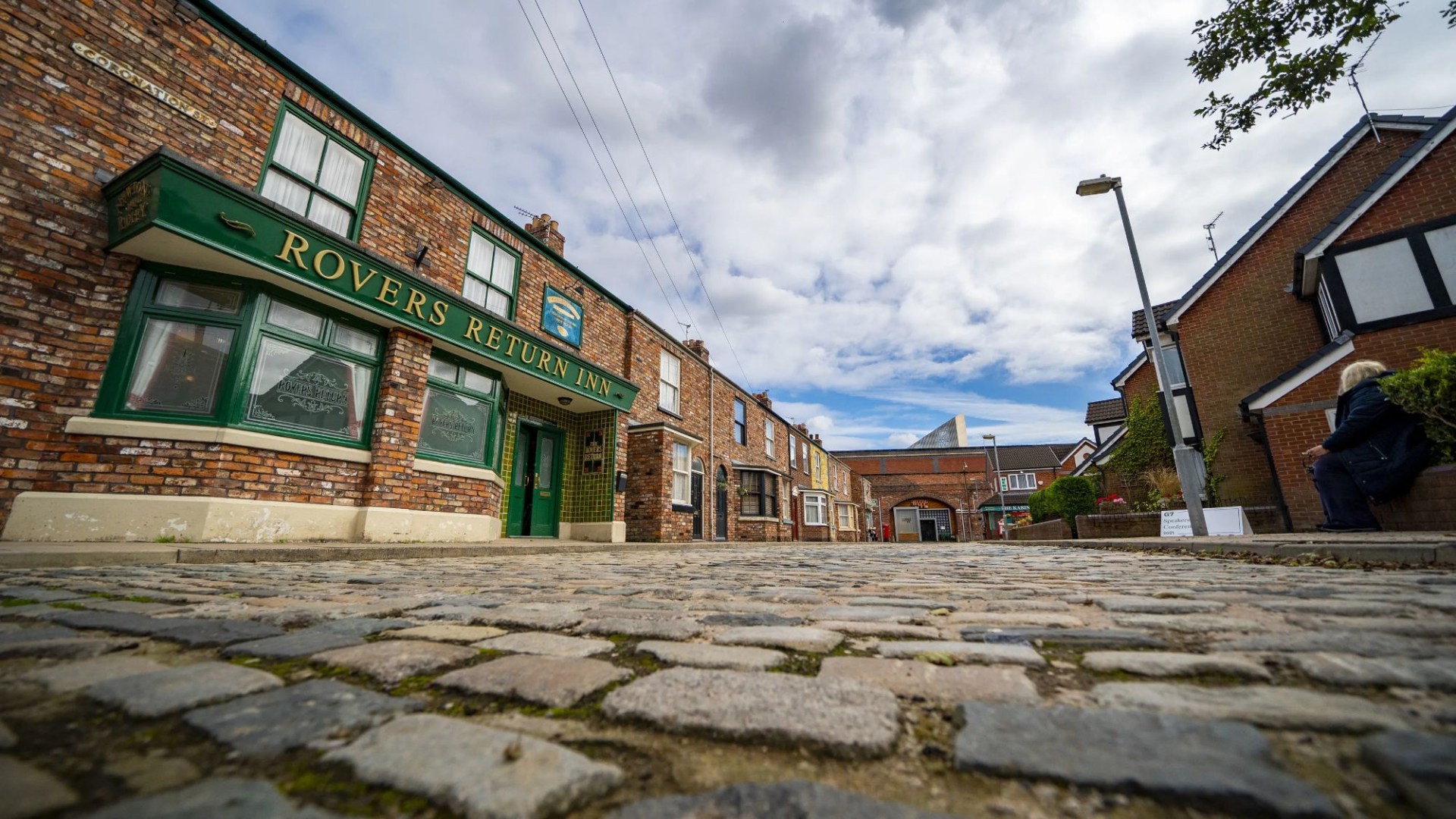 Coronation Street fans stunned as soap hints at raunchy threesome between two SISTERS in steamy scenes