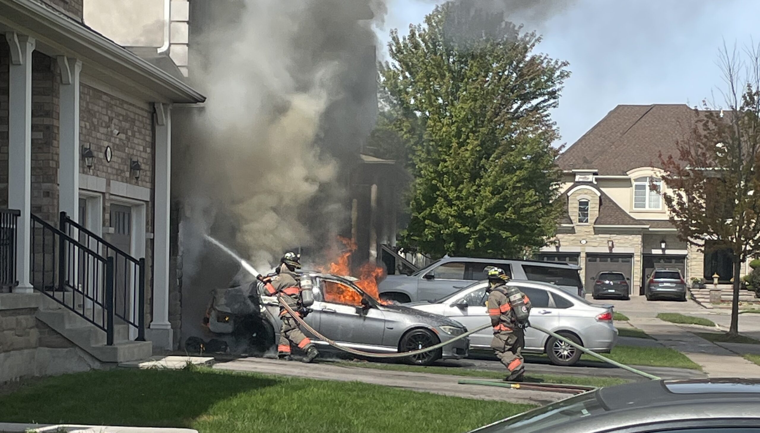 Crews douse vehicle fire at Brampton home