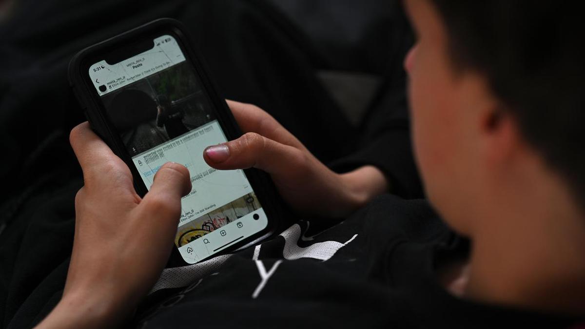 'Dawdling': push to strengthen teen social media ban
