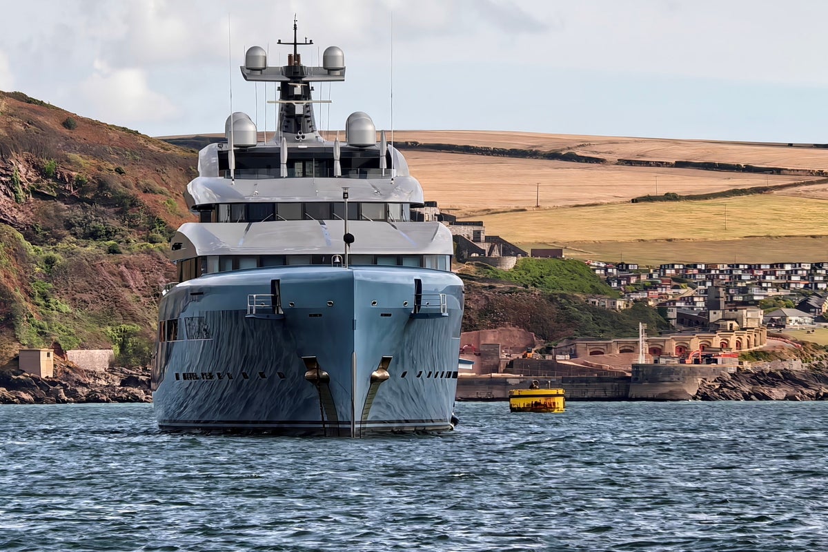 Devon locals hit out at billionaire as £200million super yacht blocks views at holiday hotspot