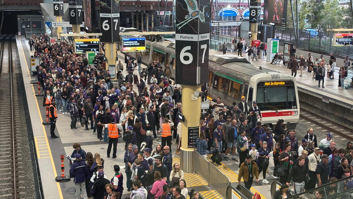 Dockers fans urged to allow extra 45 minutes for public transport ahead of Optus Stadium showdown