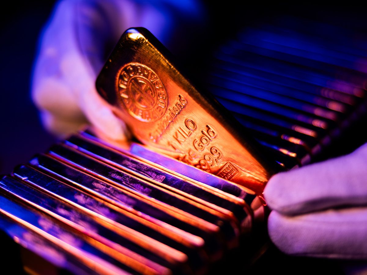Dutch shift gold to London from U.S. and Canada on geopolitical unrest