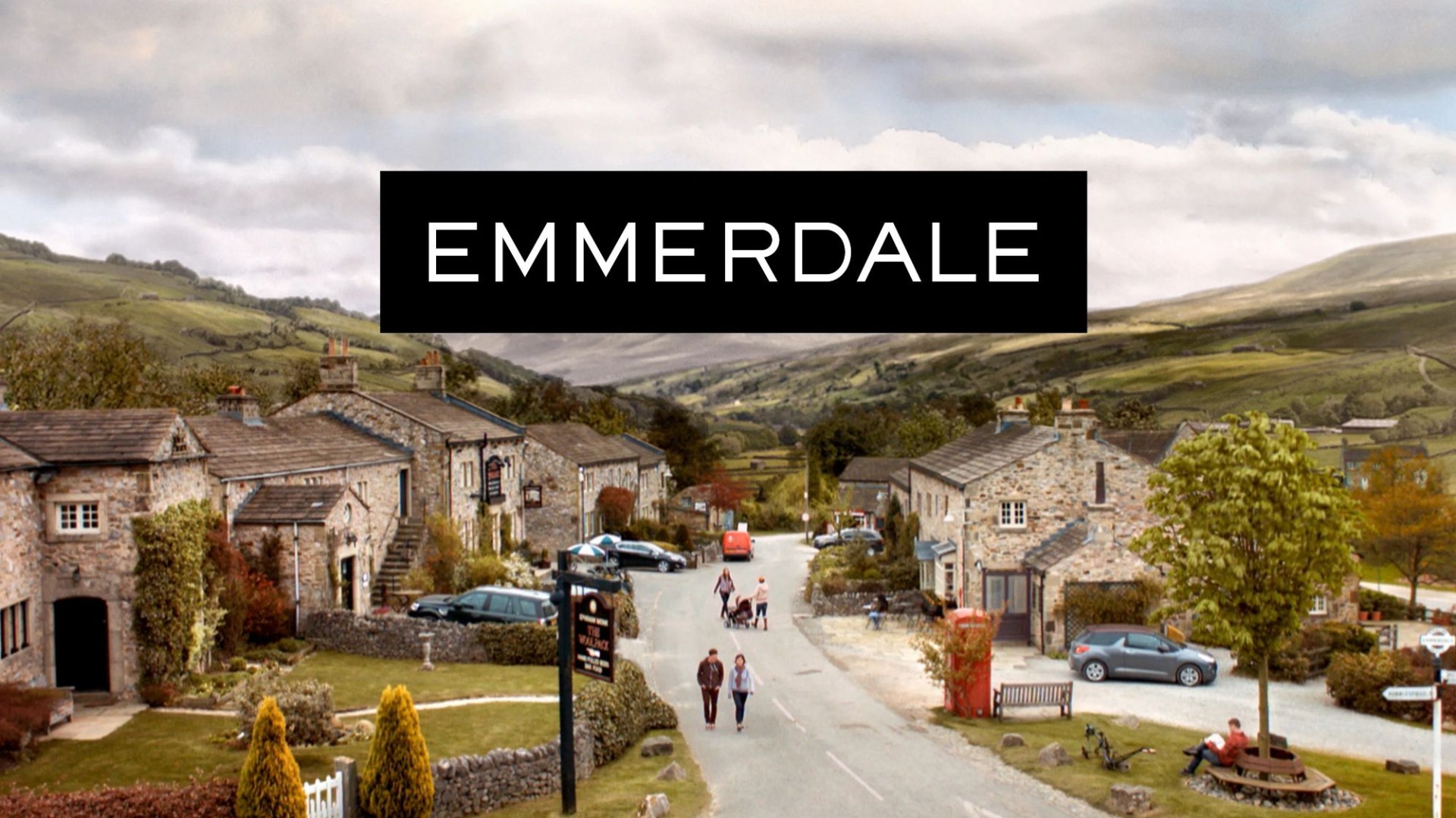 Emmerdale fans go wild as two iconic soap villains meet in real life