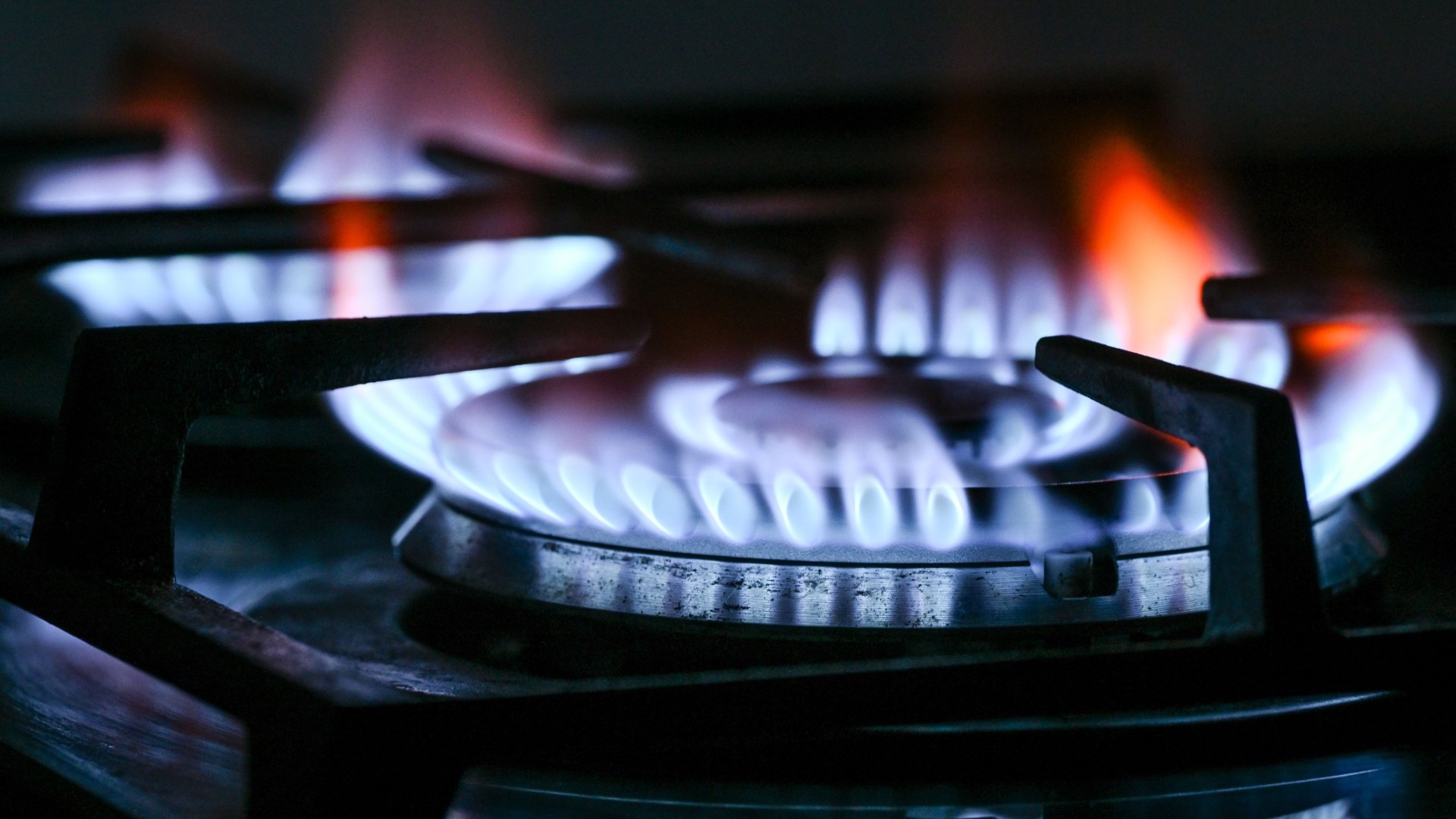 Energy bills expected to SOAR by £425 in January in huge blow to millions of households