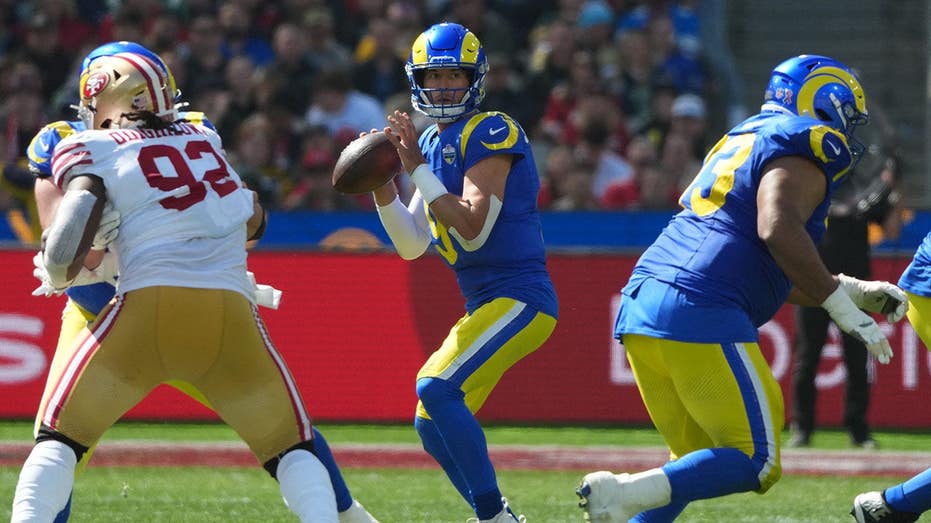 Fans get into nasty brawl at 49ers-Rams watch party, NC State kid has problem with push-ups & ref pulls hammy