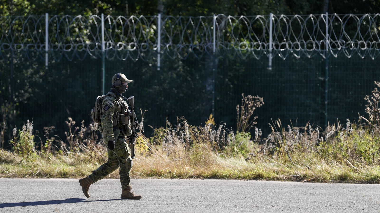 Finland fences Russian border to foil 'hybrid warfare'