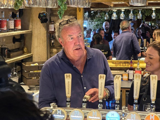 Former prime minister drinks at Jeremy Clarkson’s pub with strict politician ban
