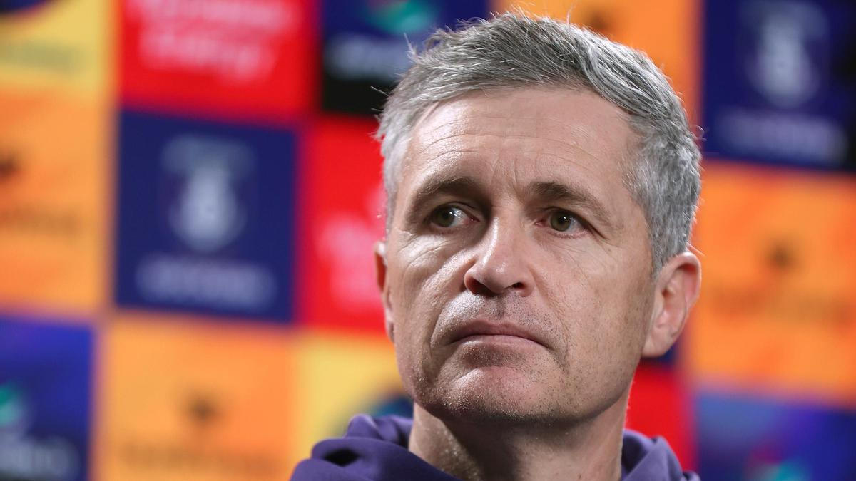 Fremantle Dockers coach Justin Longmuir has his players on red alert for Sydney Swans in AFL preliminary final