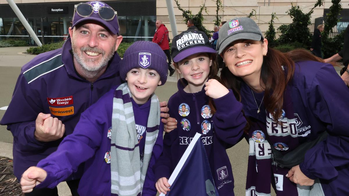 Fremantle Dockers fans paint Optus Stadium purple for history-making qualifying final against Hawthorn