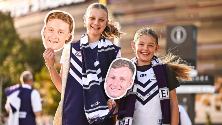 Fremantle Dockers fans pile into Optus Stadium for do-or-die semifinal against Geelong