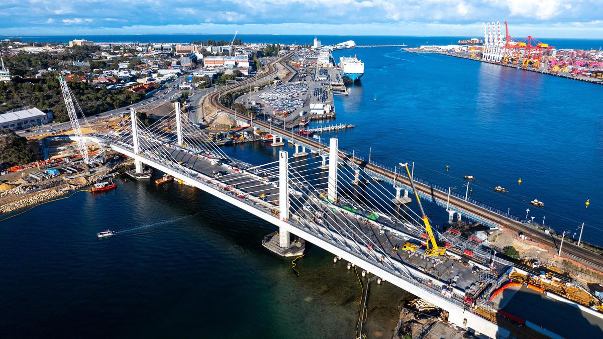 Fremantle traffic bridge opening months ahead of schedule despite bigger price tag