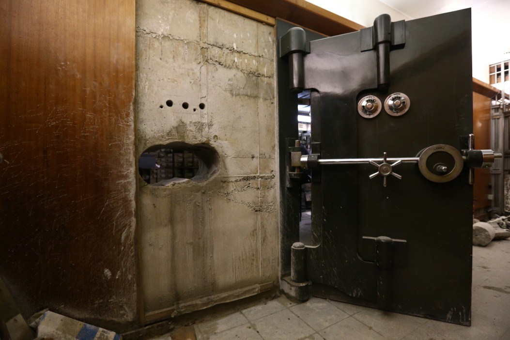 Fury over plans to turn Hatton Garden raid site into burglary-themed bar letting drinkers pose next to legendary hole