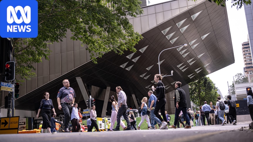 Gigantic mechanical 'esky lid' is Brisbane's newest defence against flooding