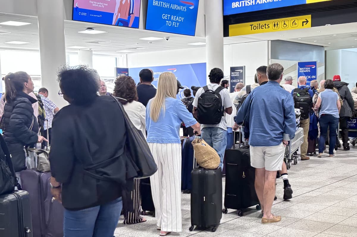 Government backs air traffic control chief after thousands face travel chaos