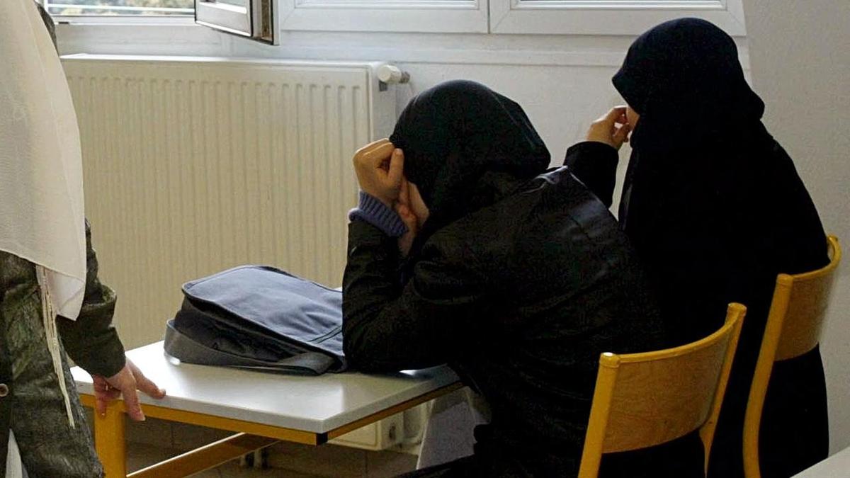 Headscarf ban for under-14s faces first test in Austria