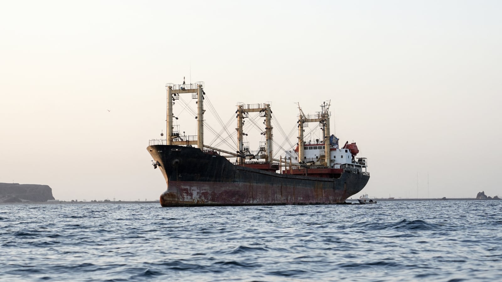 Houthis strike Saudi targets as talks over Strait stall