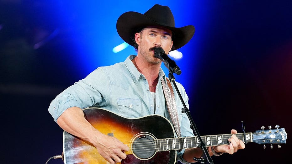 'How can you fight during a love song?' Riley Green defuses crowd fight at New Mexico show
