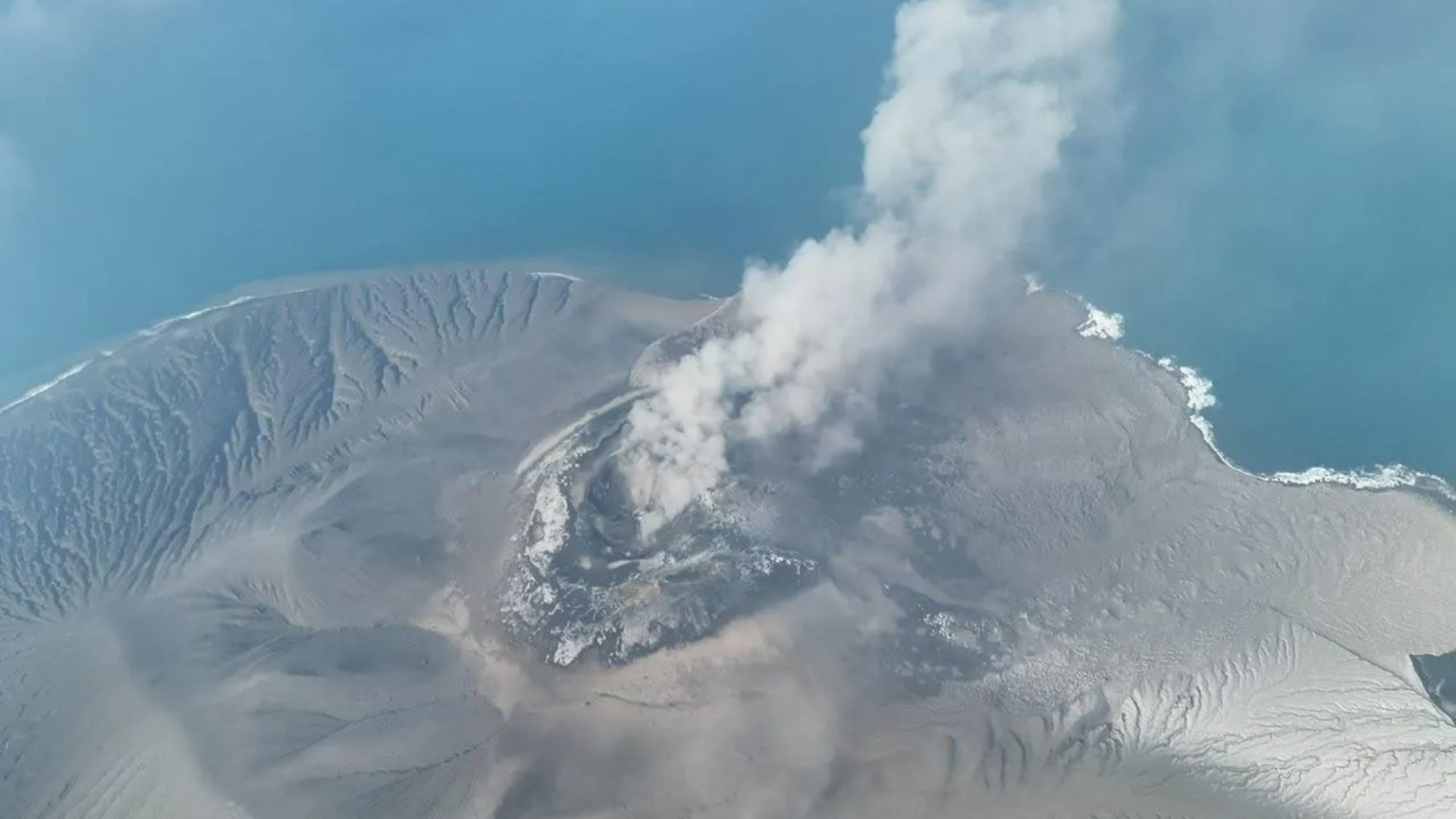 Huge volcanic eruption in Indonesia sends ash cloud 15km into sky closing 8 airports & leaving 170k passengers stranded