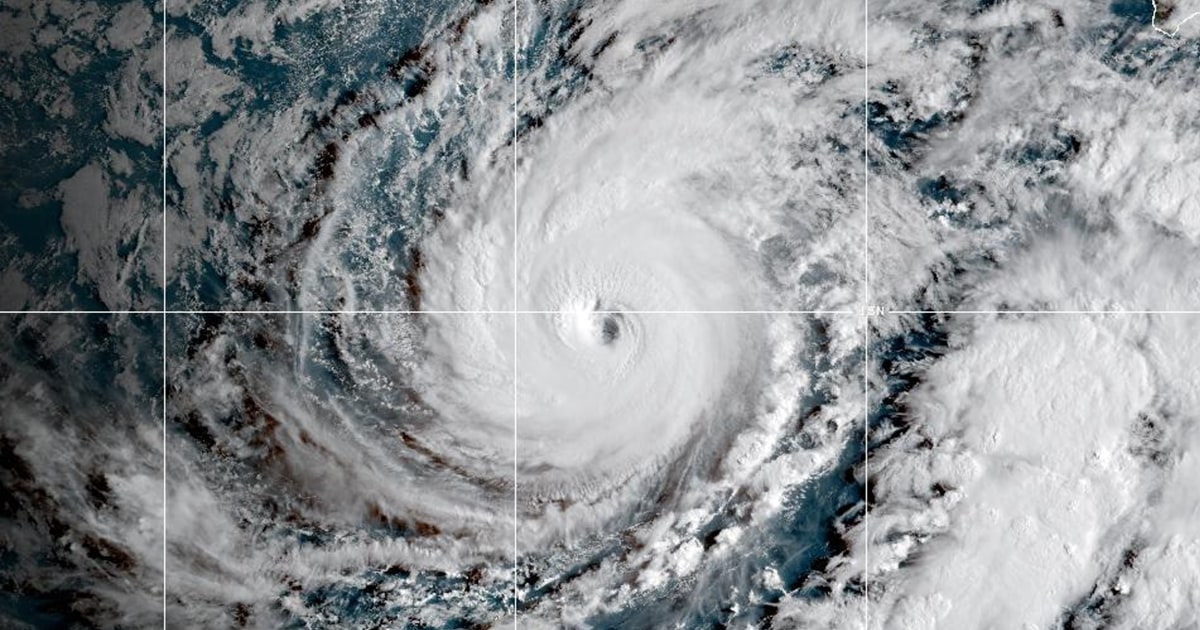 Hurricane Lowell nears Hawaii, prompting hurricane warnings