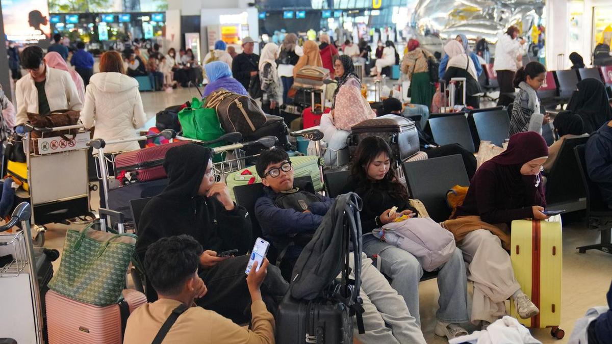 Indonesia reopens Jakarta airport after volcano chaos