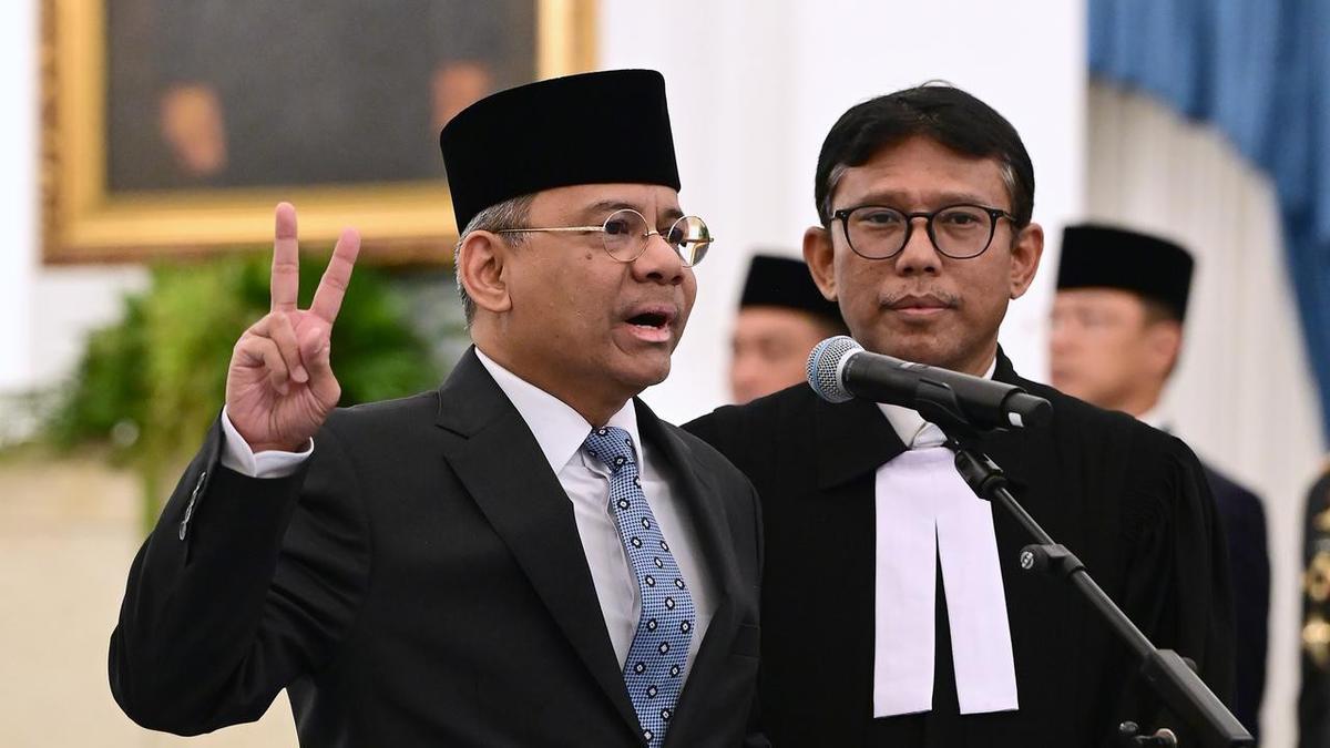 Indonesian president sacks finance minister