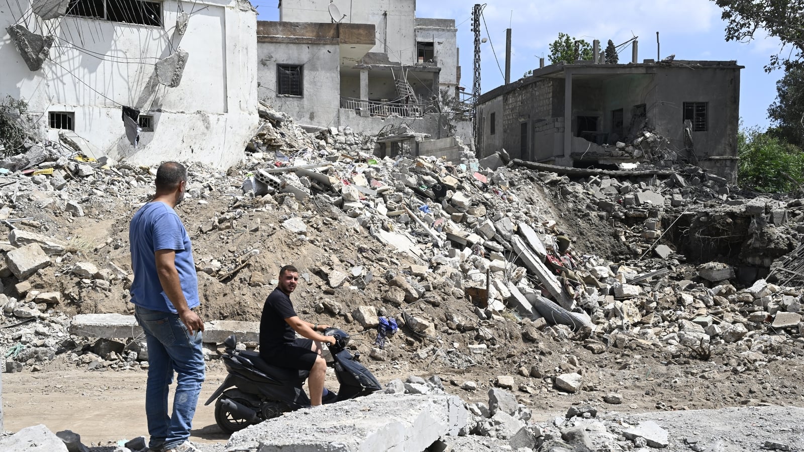 Israel launches fresh strikes on southern Lebanon