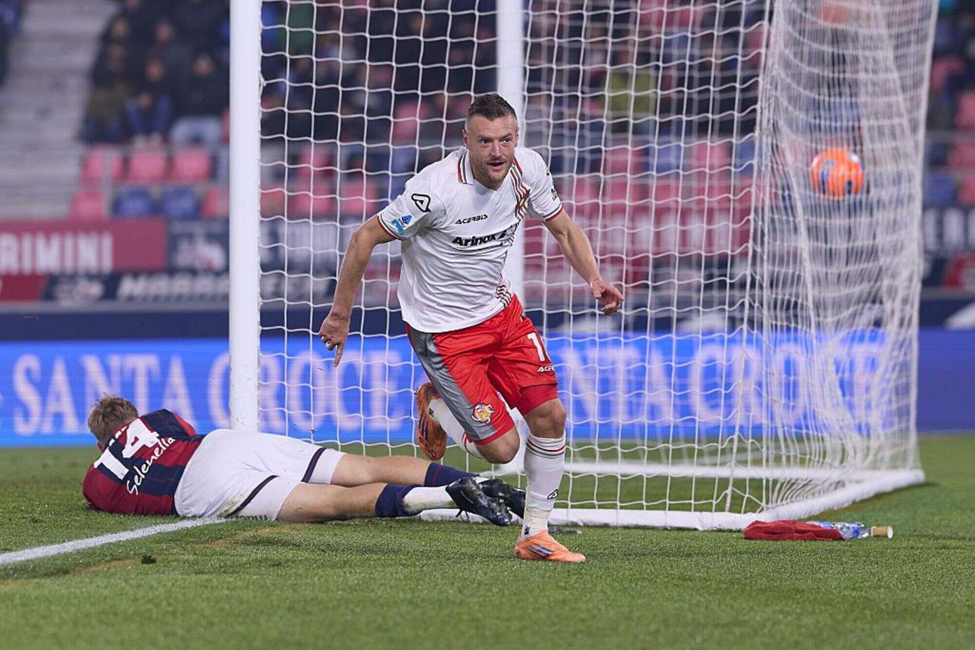 Jamie Vardy returns to English football after signing deal with Burnley