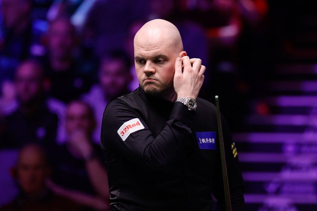 Judd Trump offers advice to British Open opponent Elliot Slessor