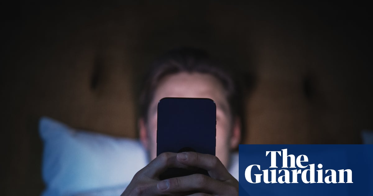 Labor wants Australians to be able to opt out of online algorithms. How will it change your feed?