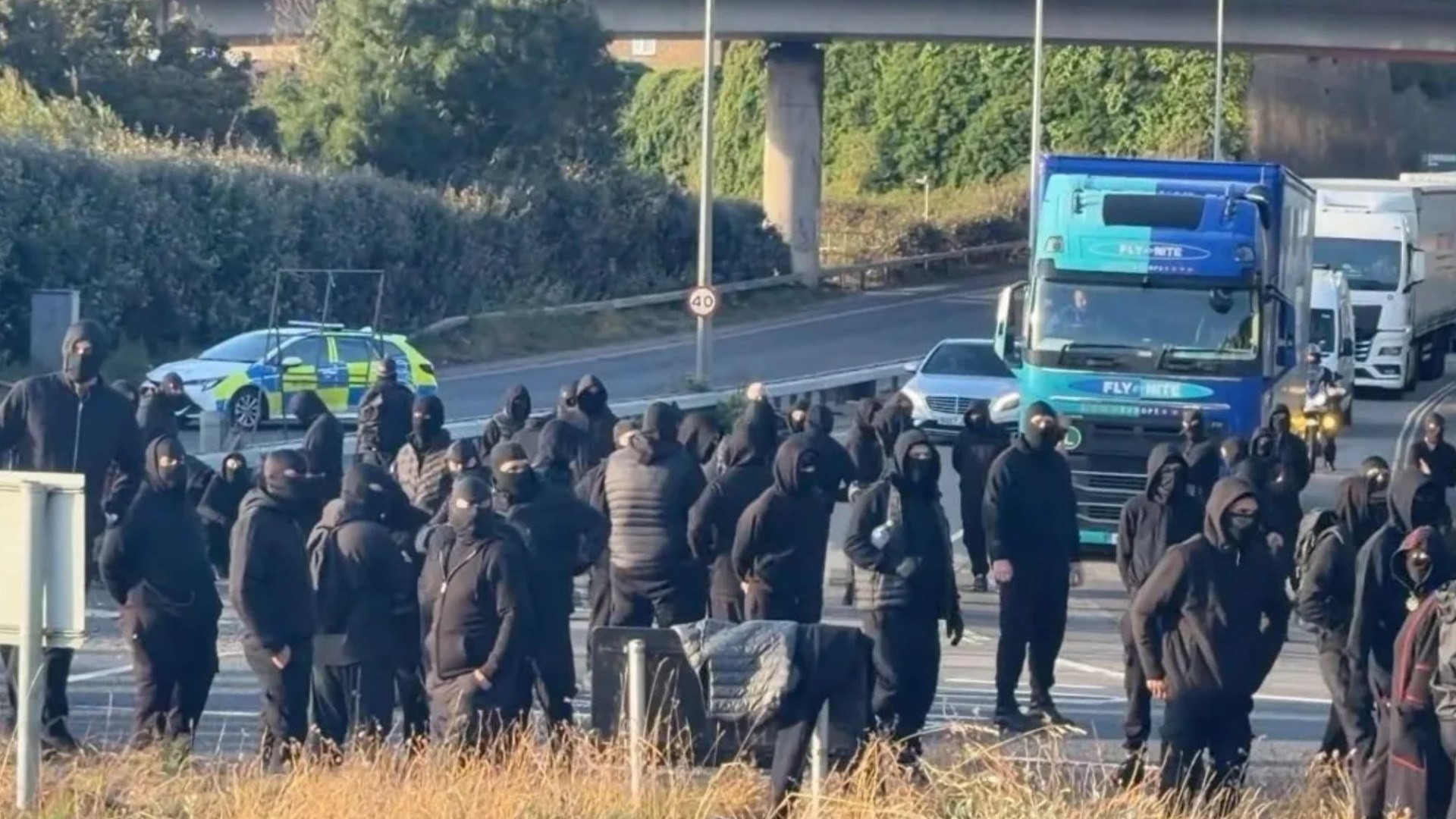Major disruption as masked protesters ‘block roads’ in Dover & P&O warns of ‘restricted access’ to port