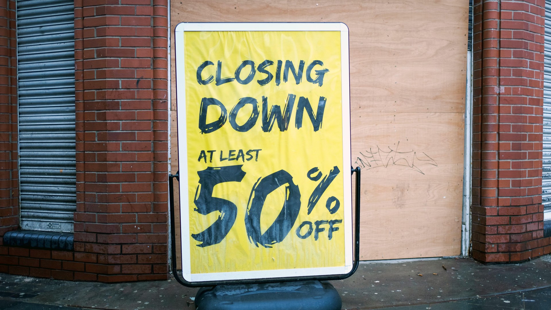 Major retailer is selling items for as little as £2 online as it plans to close 150 stores