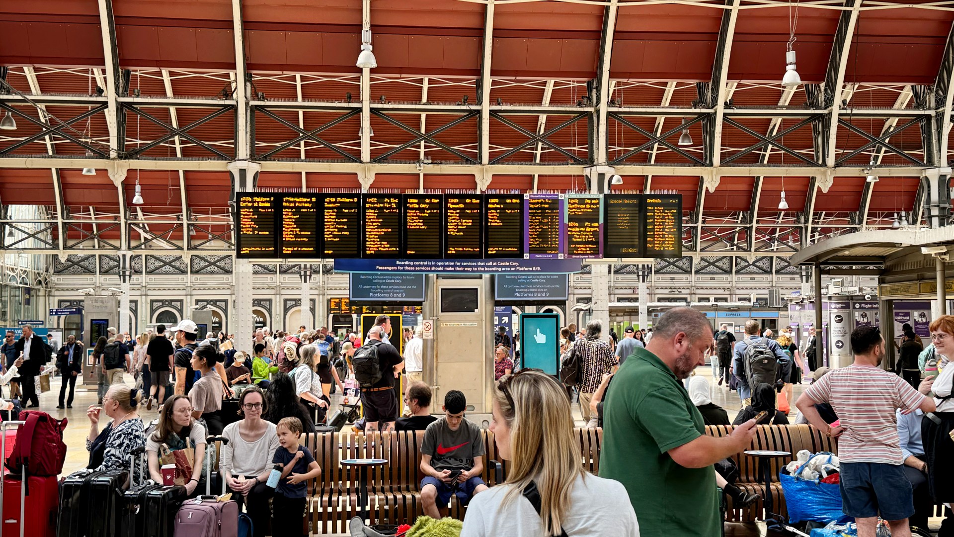 Major travel disruption with NO TRAINS running from London Paddington to Heathrow Airport due to ‘casualty on track’