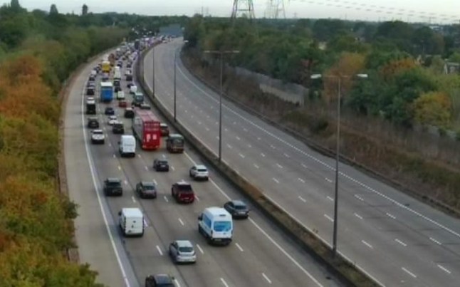 Man, 18, dies in crash involving multiple vehicles that closed the M25