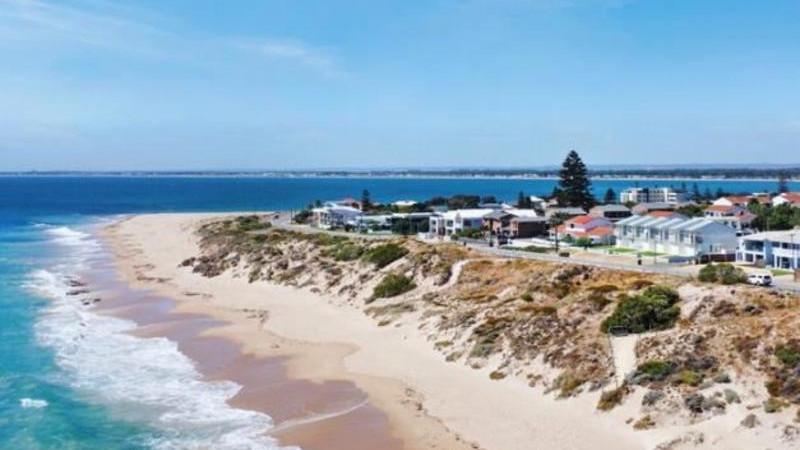 Man in 50s rushed to hospital after shark attack north of Geraldton in WA