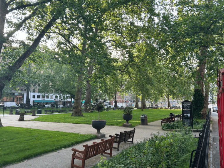 Man stabbed in affluent central London square during ‘attempted robbery’
