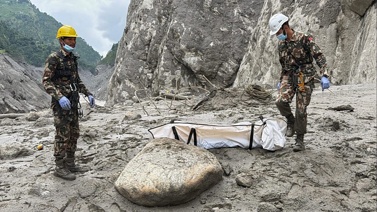 Mass burials of unidentified victims continue in Nepal as death toll exceeds 1,000 one week after flash floods